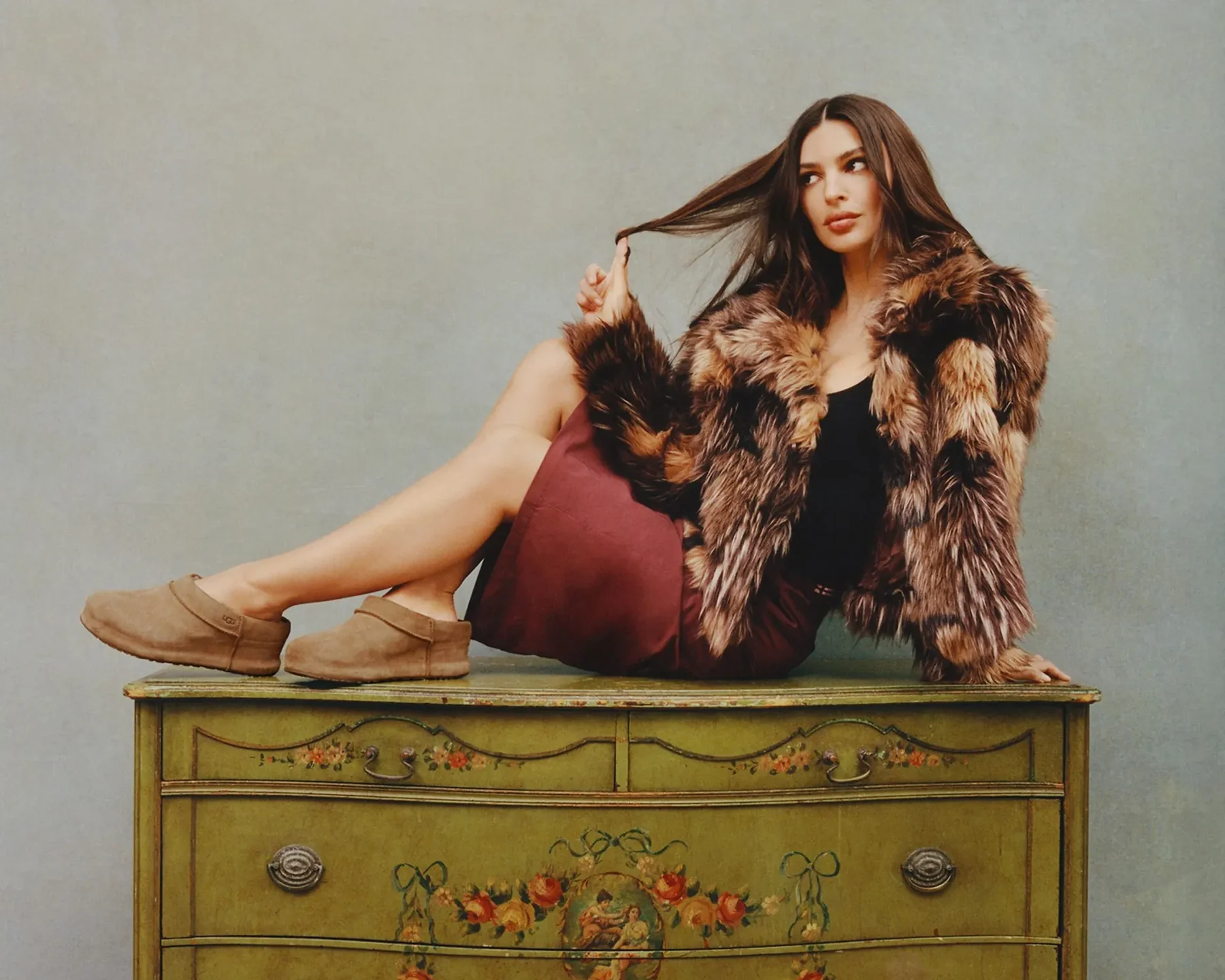 Femme portant des bottines UGG en daim
